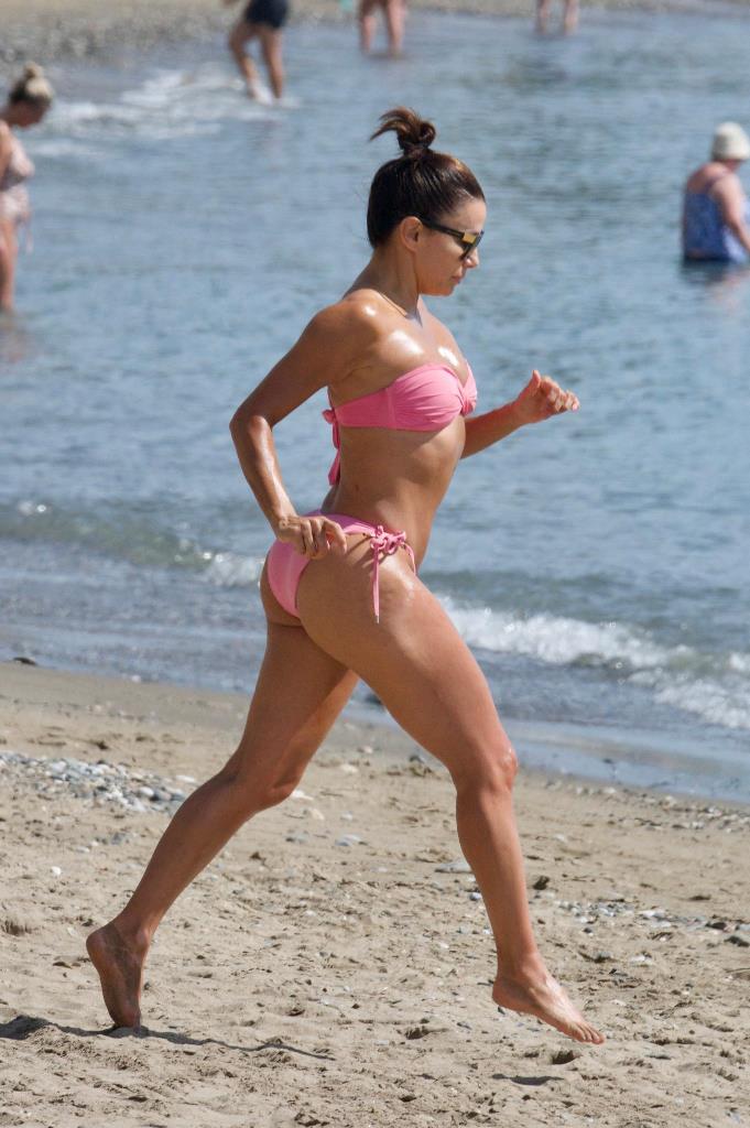 48-летняя Ева Лонгория демонстрирует подтянутую фигуру в розовом бикини: фото без фильтров